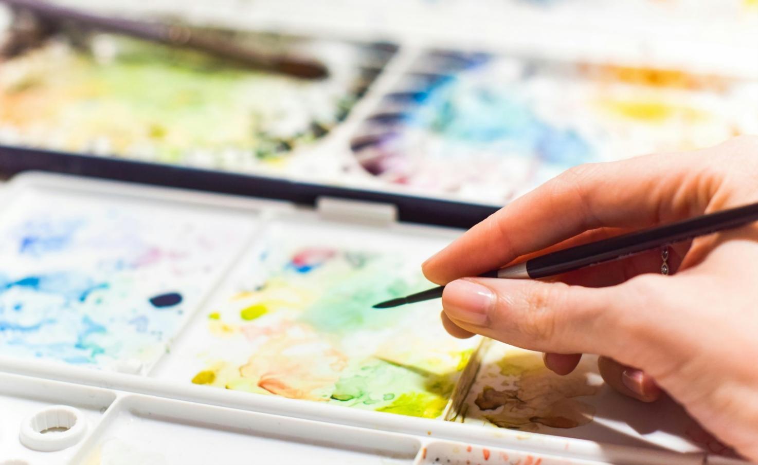 Démonstration de technique de dessin de nature morte par un instructeur
