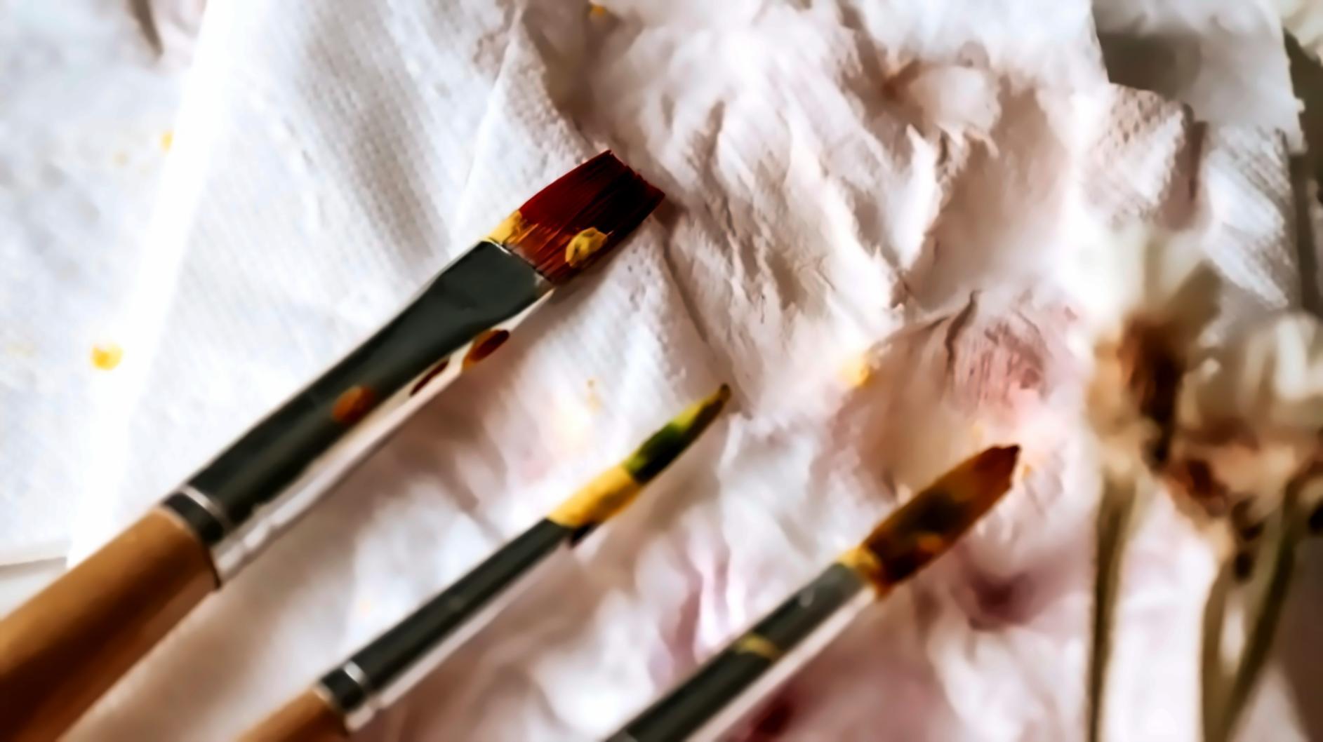 Atelier de dessin de nature morte avec matériel artistique et compositions d'objets